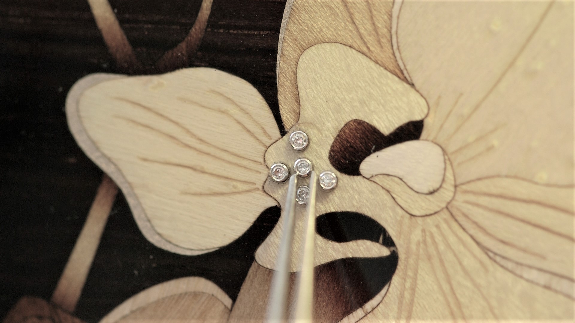 Flower-diamants-luxurious-marquetry